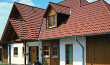 Ломаная крыша деревянного дома